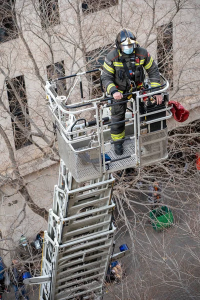 Barcelona, Španělsko, 8. ledna 2021: Hasič vylezl na eskalátor, aby zachránil — Stock fotografie