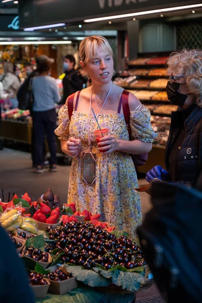 Barcelona, Espanha, 29 de janeiro de 2022: Turista no famoso mercado La Boqueria — Fotografia de Stock