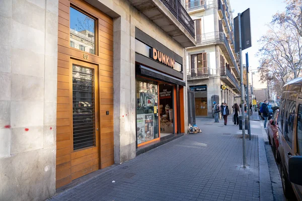 Barcelona, Espanha, 29 de janeiro de 2022: Loja Dunkin Coffe e Barcelona. — Fotografia de Stock