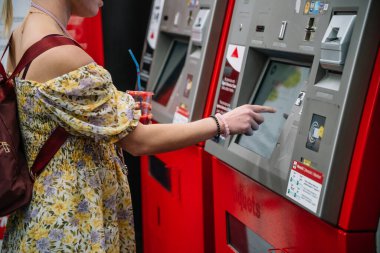 Terminalden içki bileti alan kadın.