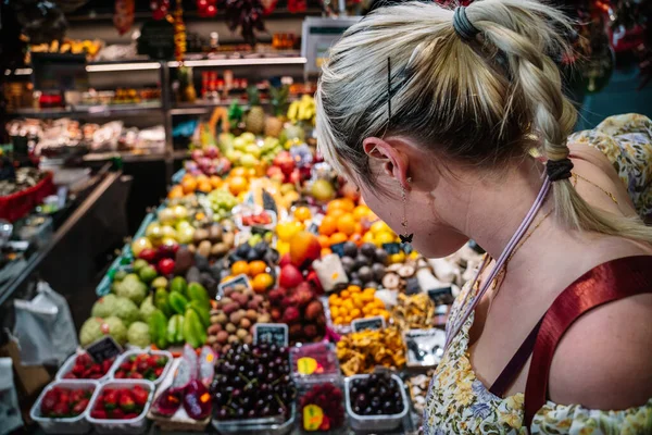 Mulher asiática escolhendo frutas no mercado — Fotografia de Stock