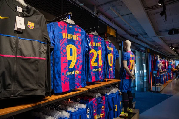 Barcelona, Espanha, 20 de fevereiro de 2022: Camisas FC Barcelona no FC Barcelona Shop — Fotografia de Stock