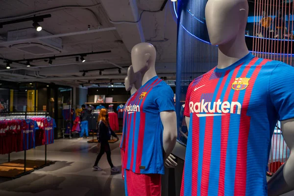 Barcelona, Espanha, 20 de fevereiro de 2022: Camisas FC Barcelona no FC Barcelona Shop — Fotografia de Stock
