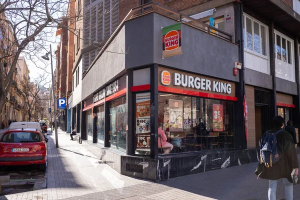 Barcelona, Espanha - 20 de fevereiro de 2022 - um restaurante Burguer King no centro de Barcelona — Fotografia de Stock