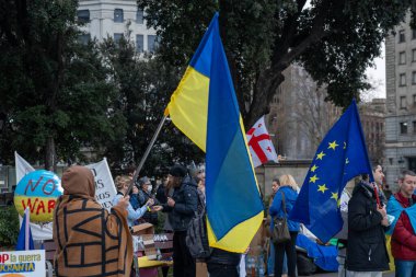 Barselona, İspanya, 2 Mart 2022: Barselona 'da Ukrayna' yı destekleyen ve Rus saldırısına karşı yapılan gösteri. 