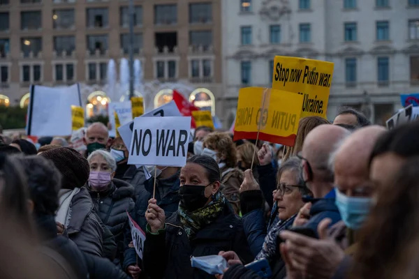 Barselona, İspanya, 2 Mart 2022: Barselona 'da Ukrayna' yı destekleyen ve Rus saldırısına karşı yapılan gösteri. — Stok fotoğraf