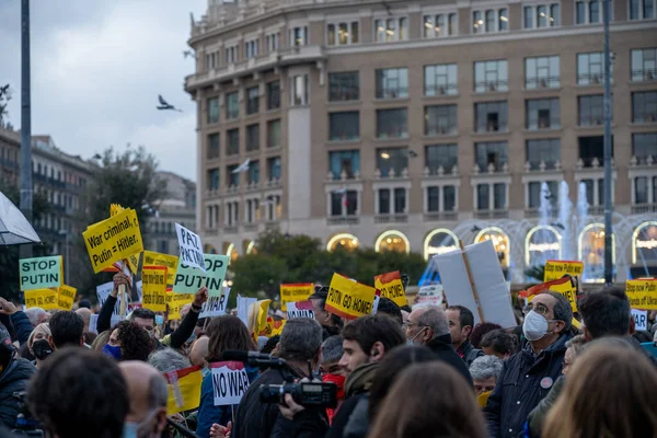 Barcelona, Spanien, 2. März 2022: Die Demonstration in Barcelona zur Unterstützung der Ukraine und gegen die russische Aggression. — Stockfoto