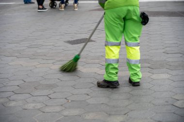 Sokak temizleyicisi sokağı temizliyor.