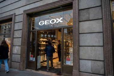 Barselona, İspanya - 10 Mart 2022. Geox 'un logosu ve cephesi, İtalyan marka solunabilir ve sıvı dayanıklı ayakkabılar.