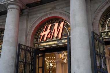 Barselona, İspanya - 11 Mart 2022. Barselona mağazasının logosu ve cephesi