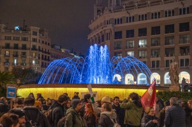 Barselona, İspanya, 8 Mart 2022: Ukrayna renkleri ile Barselona 'da çeşme