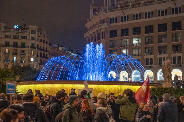 Barcelona, Spanien, 8 mars, 2022: fontän i Barcelona med färgerna i Ukraina — Stockfoto