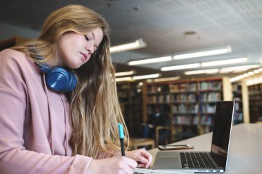 Kız öğrenci Kitaplığı'nda ödev