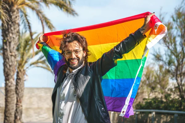 LGBT bayrağı taşıyan transseksüel kişi — Stok fotoğraf