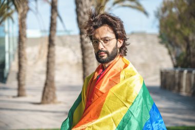 LGBT bayrağıyla sakallı adam