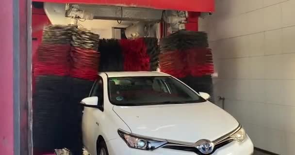 Autómosó géppel szappanozott és mosott autó — Stock videók