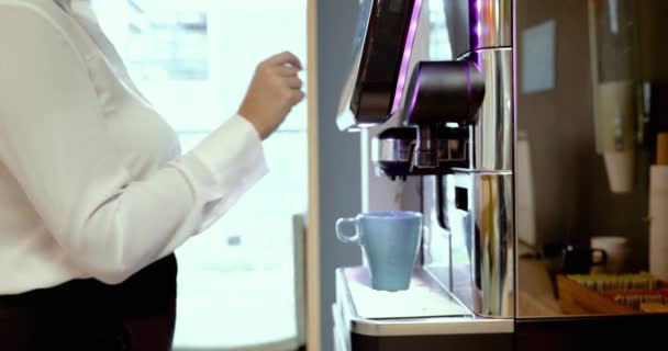 İş kadını mola verdiğinde kahve makinesi yapıyor. — Stok video