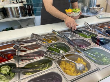 Sağlıklı restoranlarda karıştırma kaseleri pişirmek.