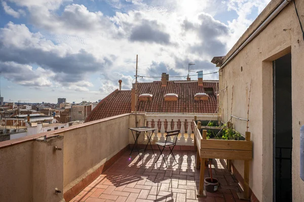 Pequena horta em um terraço comunitário de um edifício — Fotografia de Stock