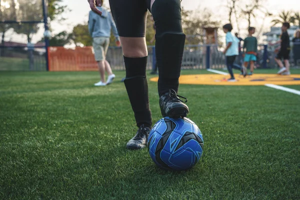 Bayan futbolcu topa basıyor. Yüksek kalite fotoğraf
