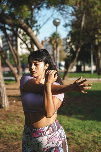 Latin Young Sports Woman Park Outdoors Make Stretching Exercises High Imagens De Bancos De Imagens