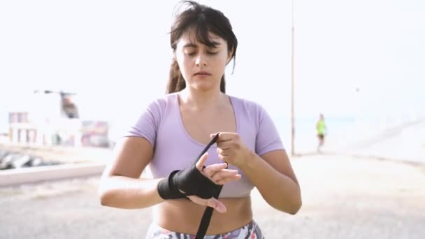 Mulher Boxeador Usando Cinta Preta Pulso Para Praticar Boxe Imagens — Vídeo de Stock