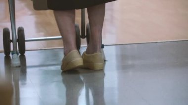 Yaşlı kadın huzurevinde Walker 'ı kullanıyor. Yüksek kaliteli FullHD görüntüler