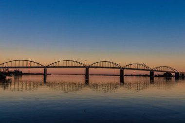 Günün sonunda Tejo Nehri 'nin altındaki köprünün resmi