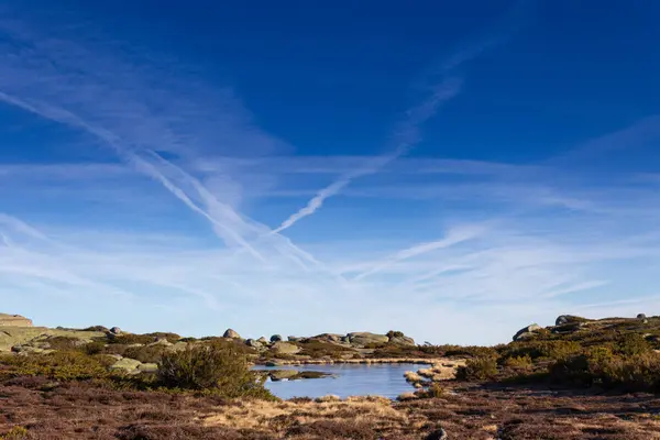 Imagem Montanha Abaixo Céu Com Nuvens — Fotografia de Stock