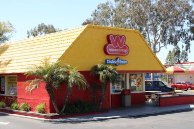 Weinerschnitzel Hotdog 'ları Riverside California 27 Mart 2021