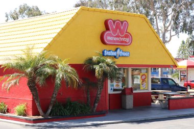 Weinerschnitzel Hotdog 'ları Riverside California 27 Mart 2021