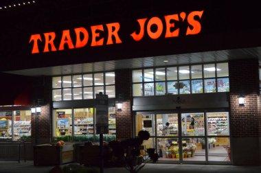 Columbus, OH / USA 22 Aralık 2018 Tüccar Joe 'nun dış görünüşü ve imzası. Tüccar Joe 's, merkezi Monrovia, CA' da bulunan özel marketler zinciri..