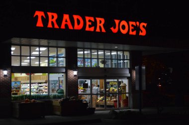 Columbus, OH / USA 22 Aralık 2018 Tüccar Joe 'nun dış görünüşü ve imzası. Tüccar Joe 's, merkezi Monrovia, CA' da bulunan özel marketler zinciri..