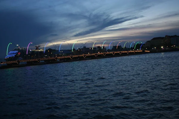 キュラソー島2014年 平成26年 8月18日 貨物船の通行を可能とする離陸橋 — ストック写真