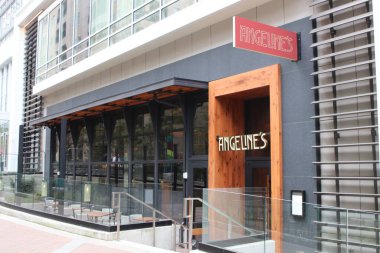 Charlotte, NC-USA 17 Mart 2020 Angelines rahatlatılmış şarap barı ambiyansı olan bir İtalyan Uptown lokantası..