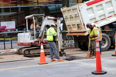 Charlotte, NC-USA 17 Mart 2020 Şehir dışında çalışan inşaat ekibi.