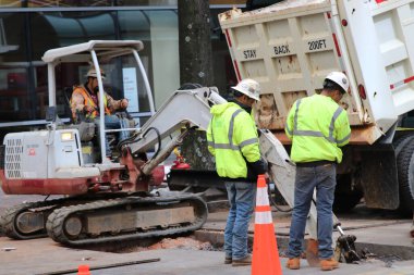 Charlotte, NC-USA 17 Mart 2020 Şehir dışında çalışan inşaat ekibi.