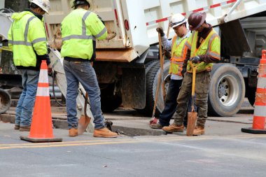 Charlotte, NC-USA 17 Mart 2020 Şehir dışında çalışan inşaat ekibi.