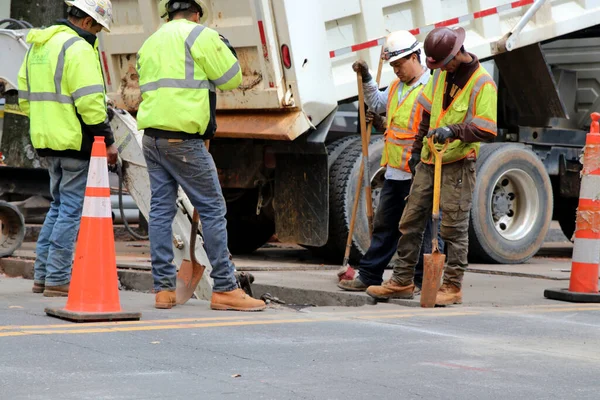 Charlotte, NC-USA 17 Mart 2020 Şehir dışında çalışan inşaat ekibi.