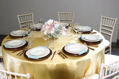 Columbus, Ohio 5 Ağustos, 2020 Kalıcı İzlenimler. Tamamen giyinik bir ziyafet masası kiralama etkinliği..