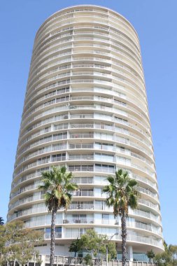 Long Beach, CA-USA March. Ocean Bulvarı 'nda 22,2012 Vintage Condo. Şehrin 360 derecelik manzarasını sunan eşsiz yuvarlak yapısıyla tanınıyor..