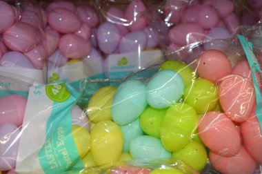 Columbus, Ohio / ABD 30 Mart 2019: Walmart ülkedeki en büyük tüketici perakende zinciri. Renkli plastik paskalya yumurtaları tatil sezonu için sergileniyor.
