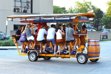 Columbus, OH-USA 27 Haziran 2019: Pedal vagonları turistlerin şehri görmesi ve yeni insanlarla tanışması için çok popüler.