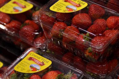 Columbus, OH-USA 27 Haziran 2019: Taze yetiştirilmiş çilekler burada, yerel bakkaldaki Meyve ve Sebze reyonunda sergilenmektedir..