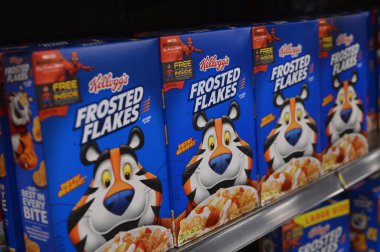 Columbus, Ohio-ABD 27 Haziran 2019: Kellogg Frosted Flakes yerel bir süpermarkette mısır gevreği reğinde sergilendi.