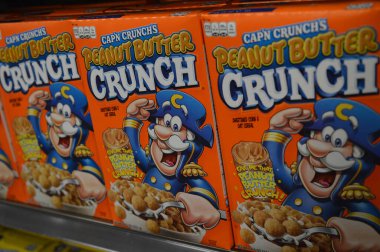 Columbus, Ohio-ABD 27 Haziran 2019: Yerel bir süpermarketin mısır gevreği reyonunda fıstık ezmesi çıtırı sergilendi.