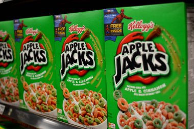 Columbus, Ohio-ABD 27 Haziran 2019: Kellogg Apple Jacks yerel bir süpermarketin mısır gevreği reğinde sergilendi.