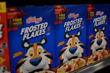 Columbus, Ohio-ABD 27 Haziran 2019: Kellogg Frosted Flakes yerel bir süpermarkette mısır gevreği reğinde sergilendi.