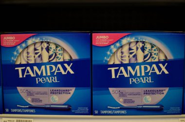 Columbus, Ohio 18 Ağustos 2020 Tampon Kadın Emme Pedleri yerel eczanede sergileniyor..