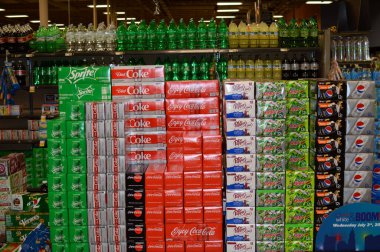 Columbus, OH-USA 27 Haziran 2019: Dr. Pepper soda yerel süpermarketteki içecek ve soda reyonunda sergileniyor.